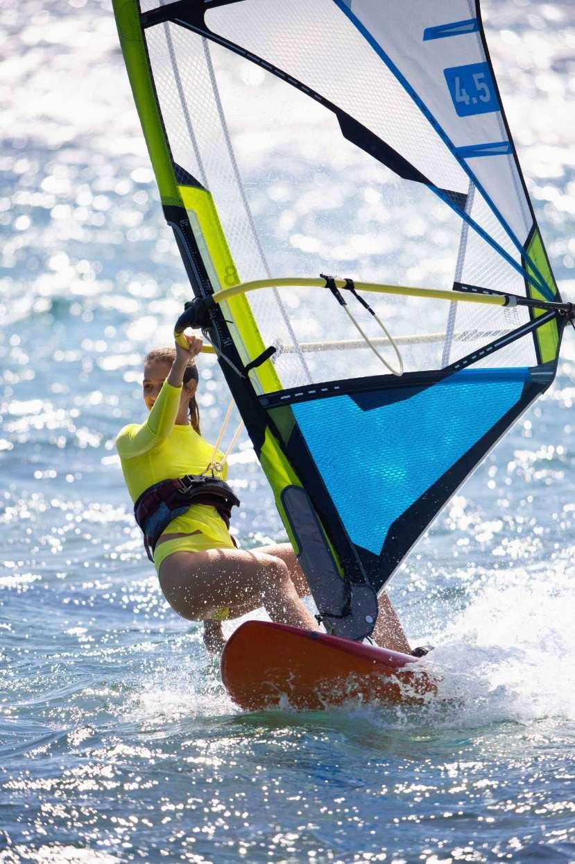 5球惨败,76岁霍奇森场边呆立望着来客场支持自己的球迷