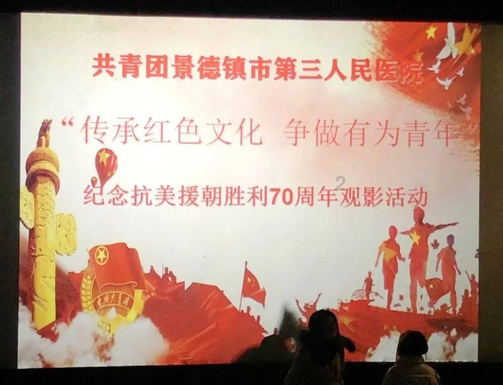 山西一处墙体坍塌,多车被砸受损严重,目击者:墙上贴有禁停警示