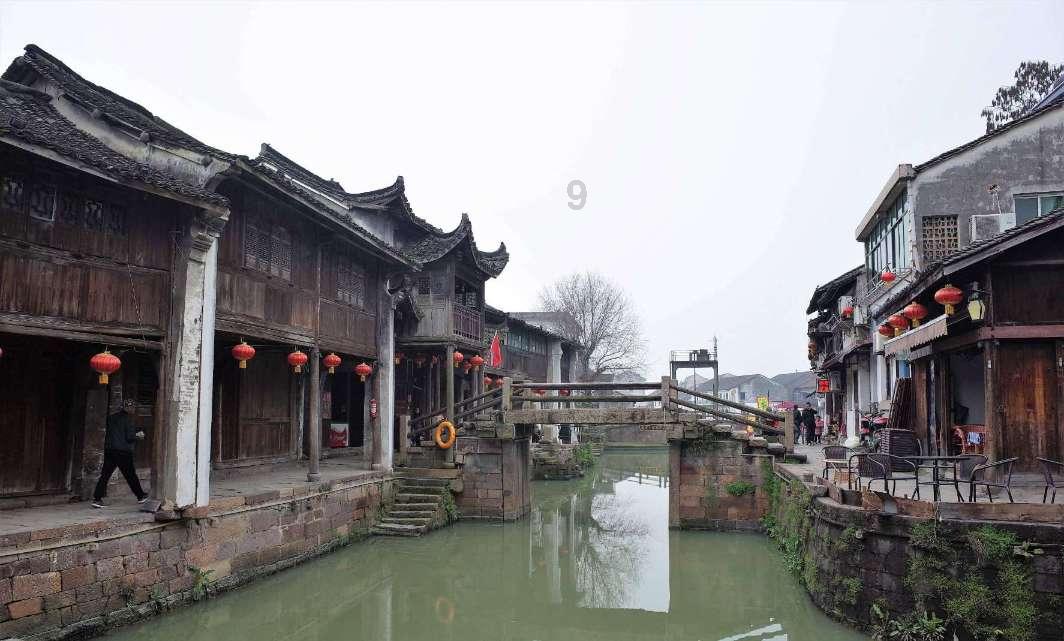 江苏一男子打工回家，发现修路占了自家地，还被邻居指责没格局